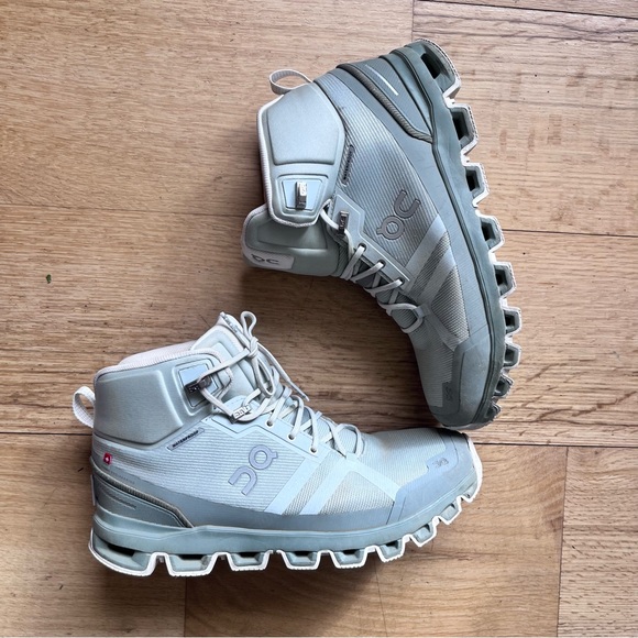 On Running Women's Gray On Cloudrock Hiking Boots Size US 9.5 - Picture 2 of 11